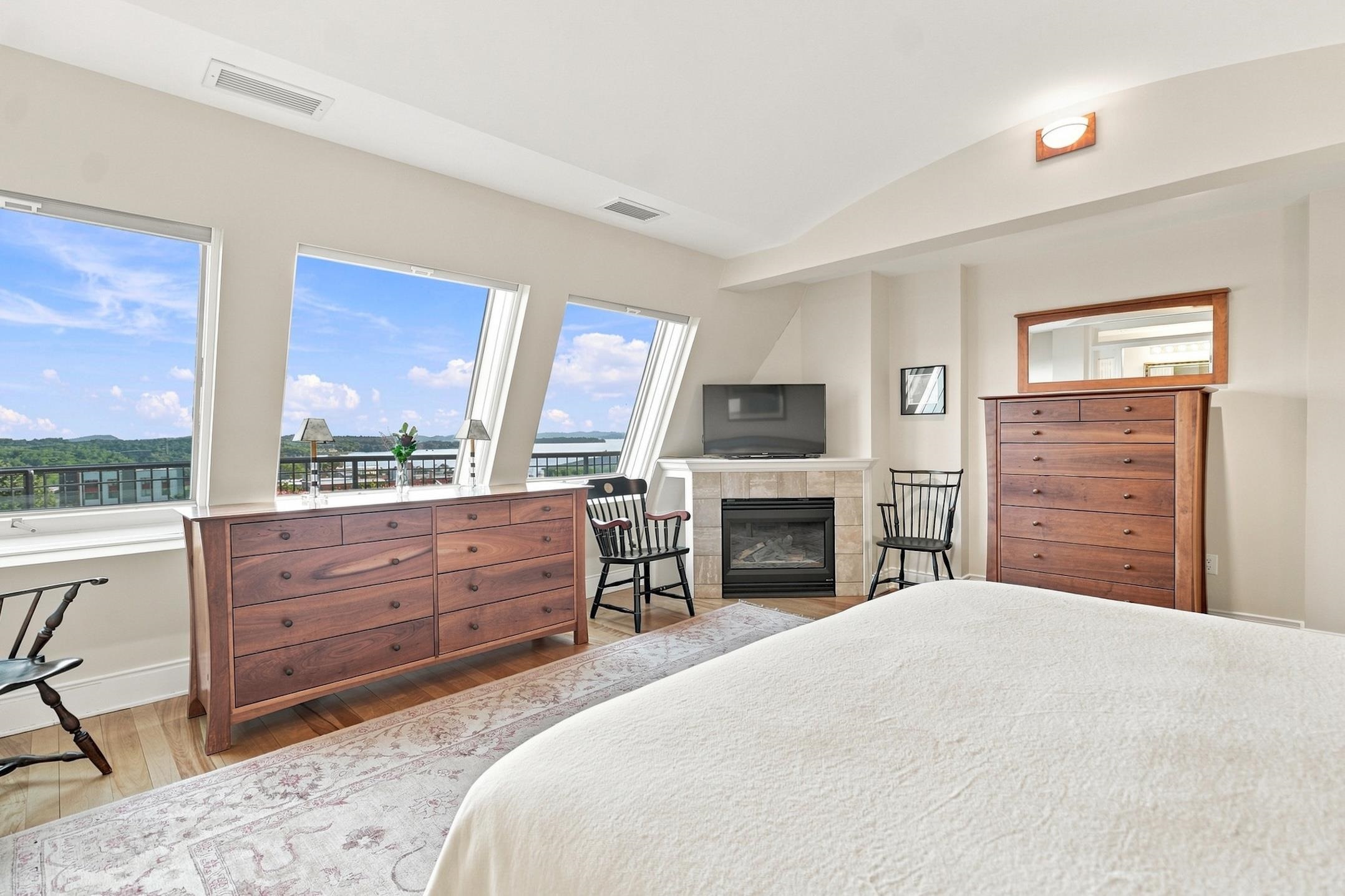 40 College Street Unit: 801
