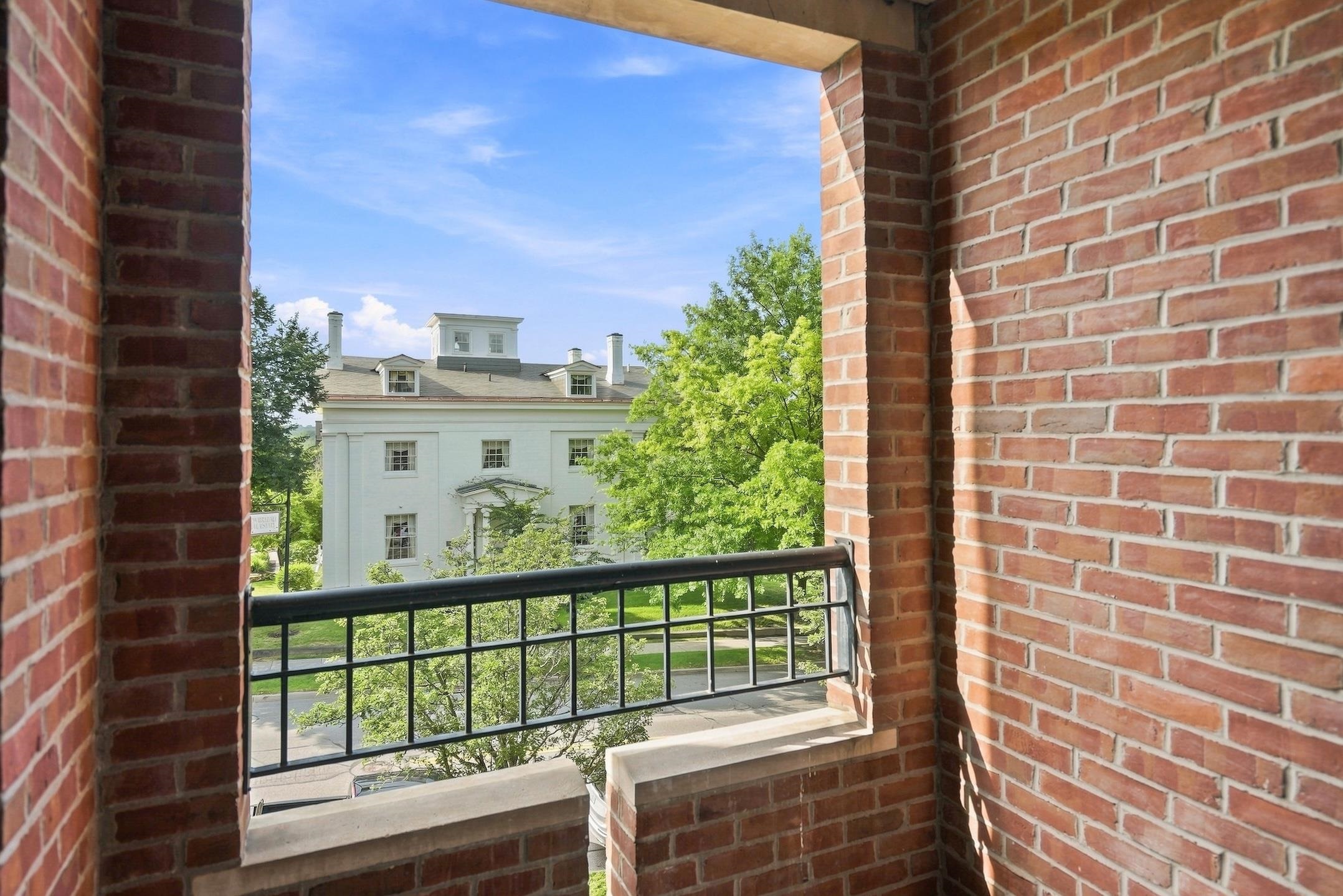 40 College Street Unit: 514c