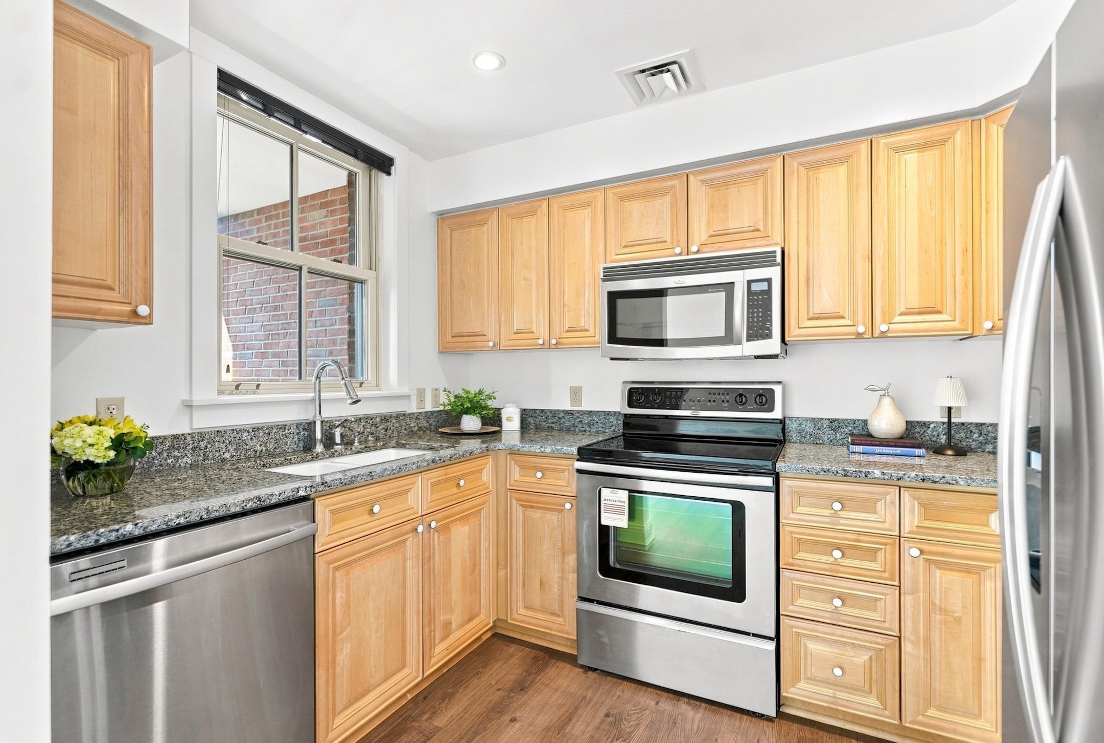 40 College Street Unit: 514c