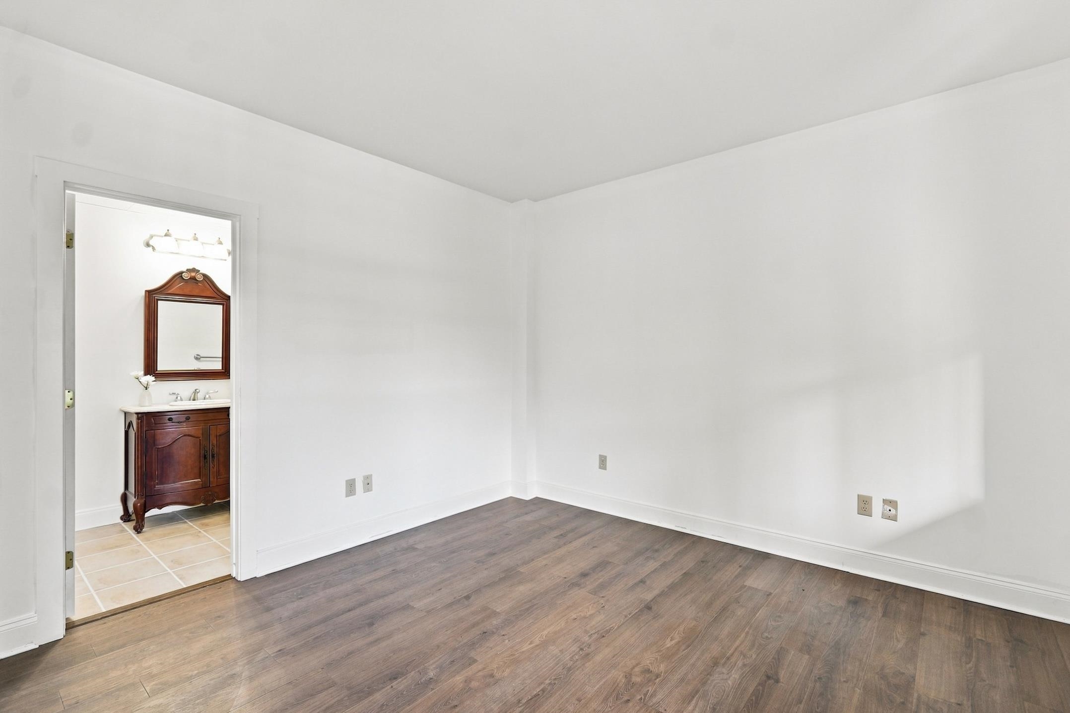 40 College Street Unit: 514c