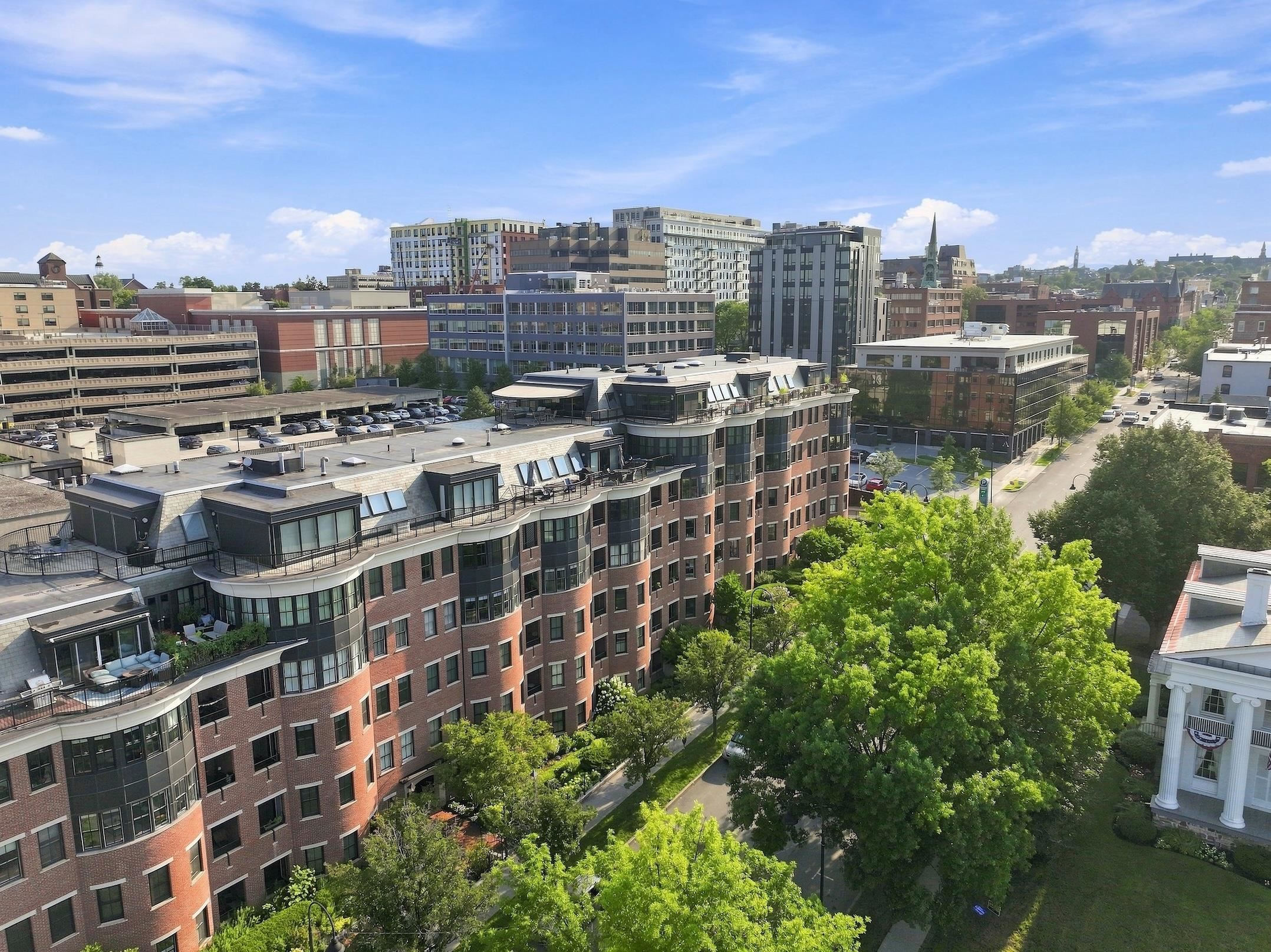 40 College Street Unit: 514c