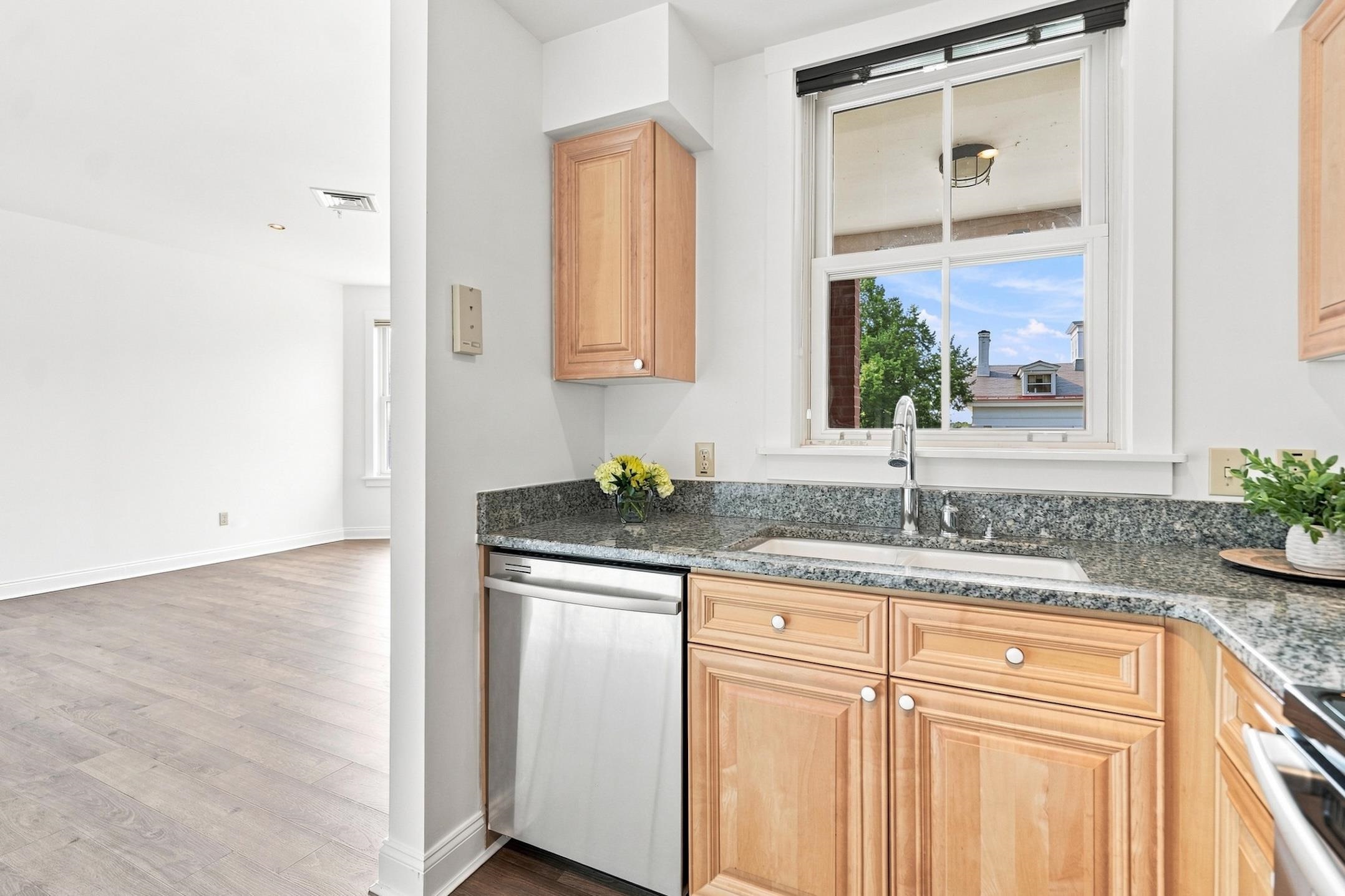 40 College Street Unit: 514c