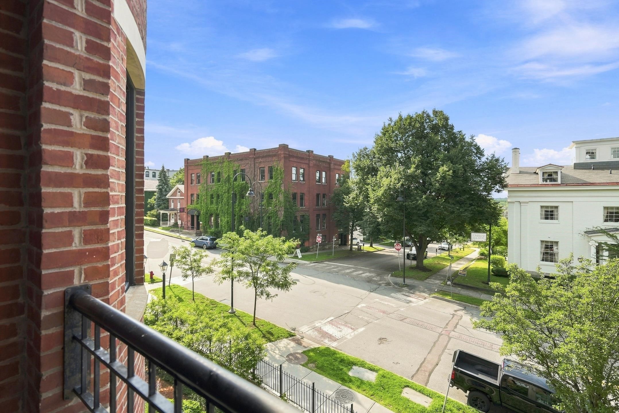 40 College Street Unit: 514c