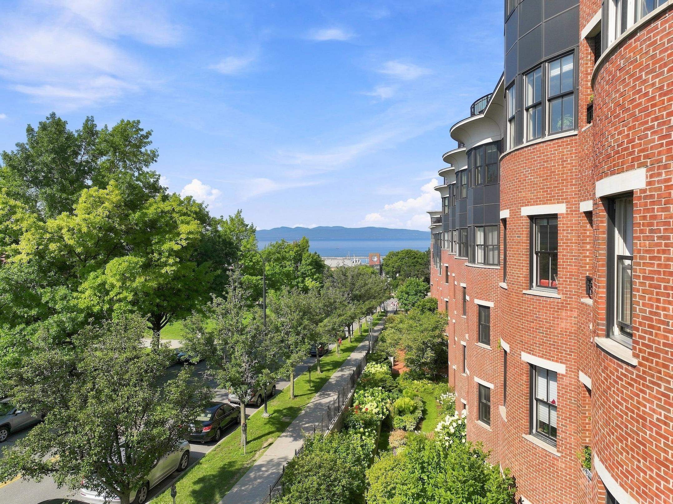 40 College Street Unit: 514c