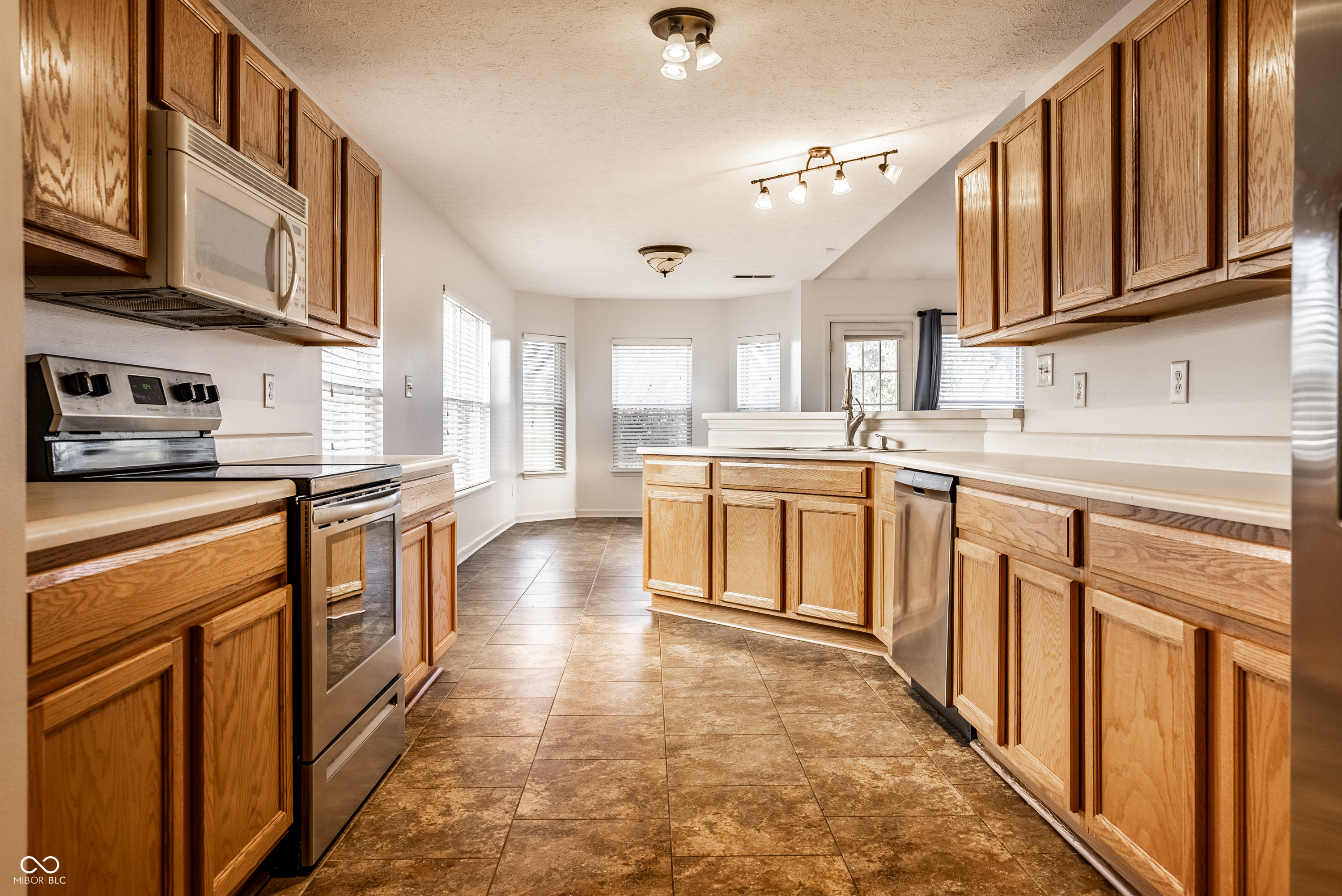 5896 Hollow Oak Trail