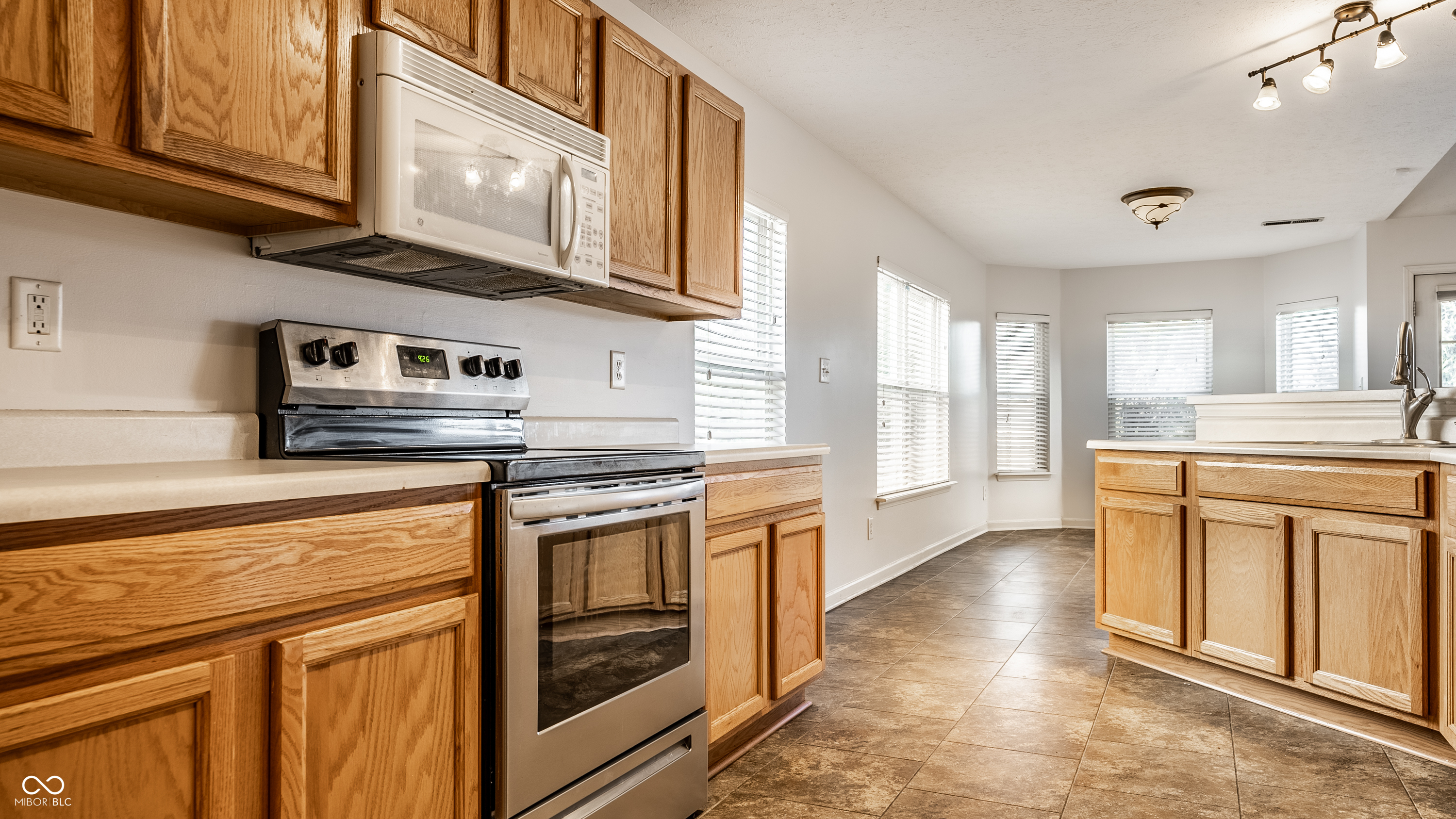 5896 Hollow Oak Trail