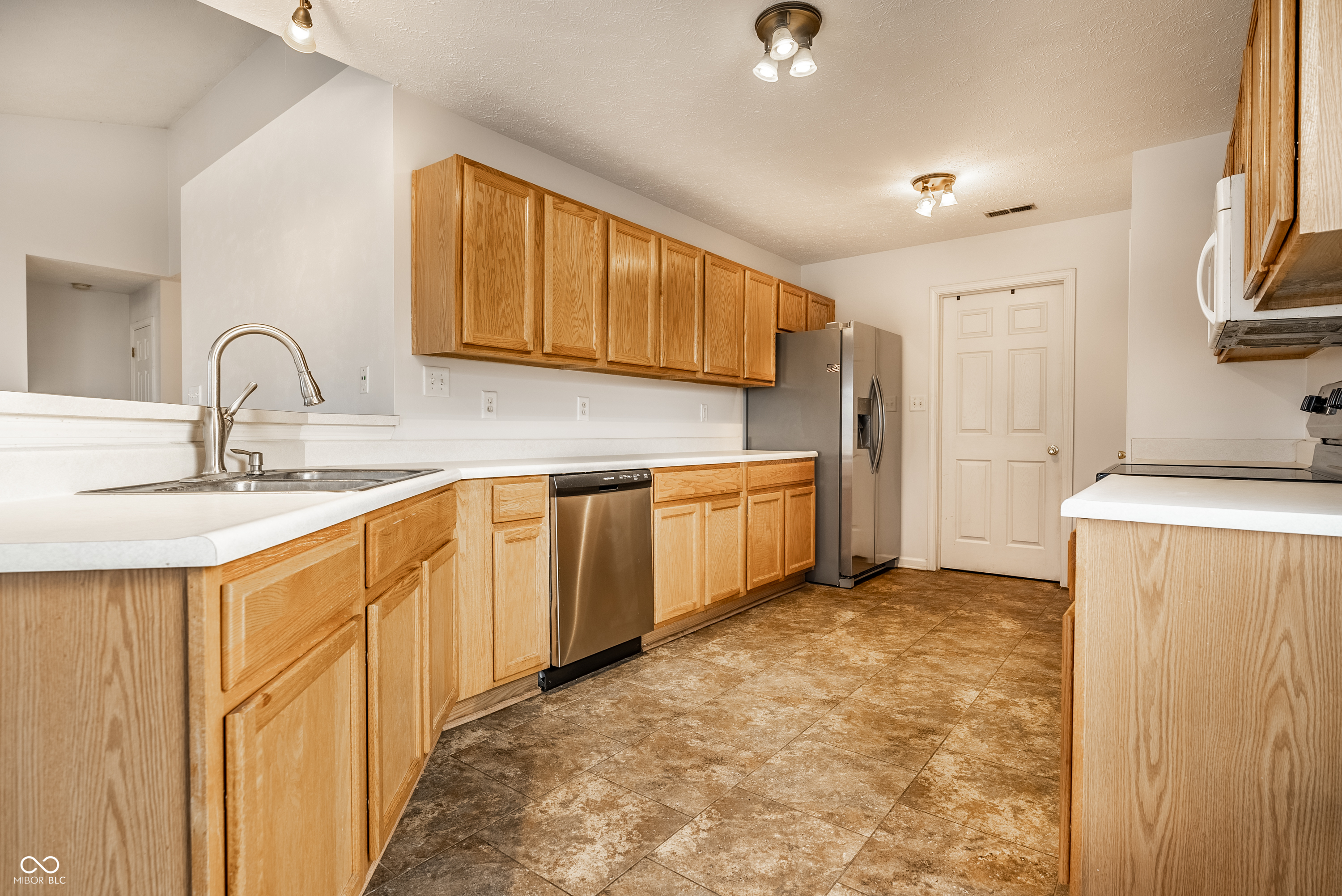 5896 Hollow Oak Trail