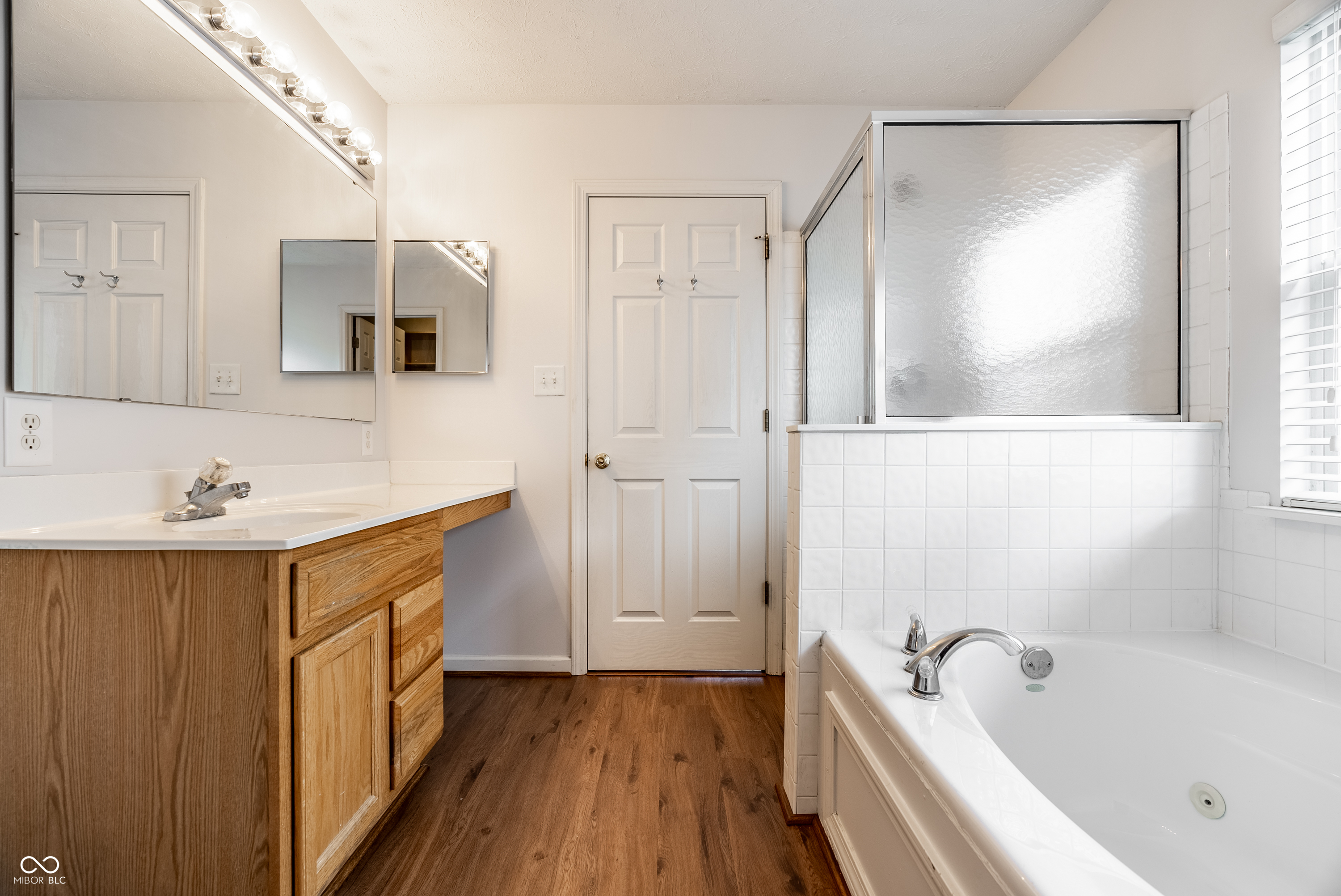 5896 Hollow Oak Trail