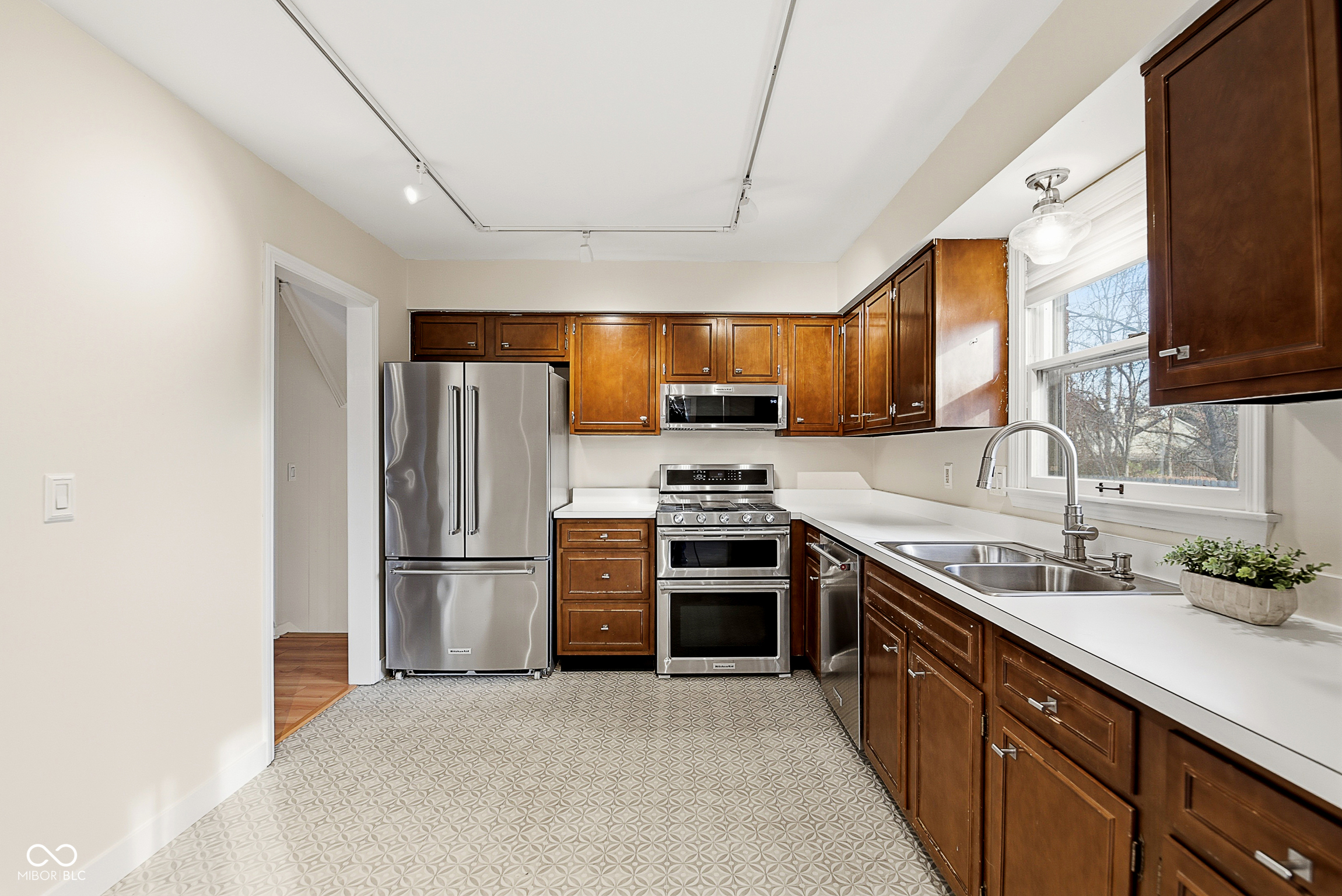 2704 Lakewood Drive N