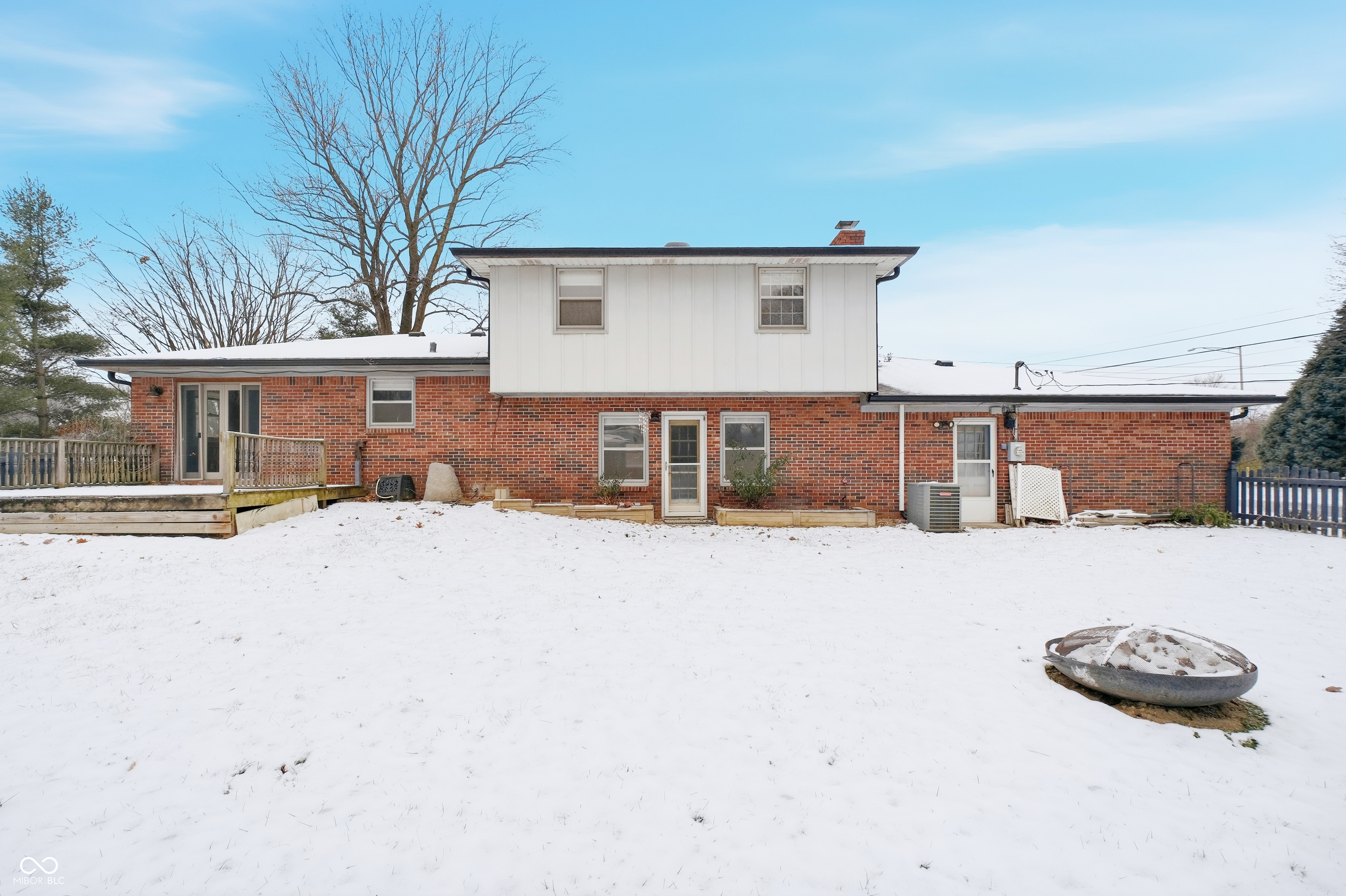 2704 Lakewood Drive N