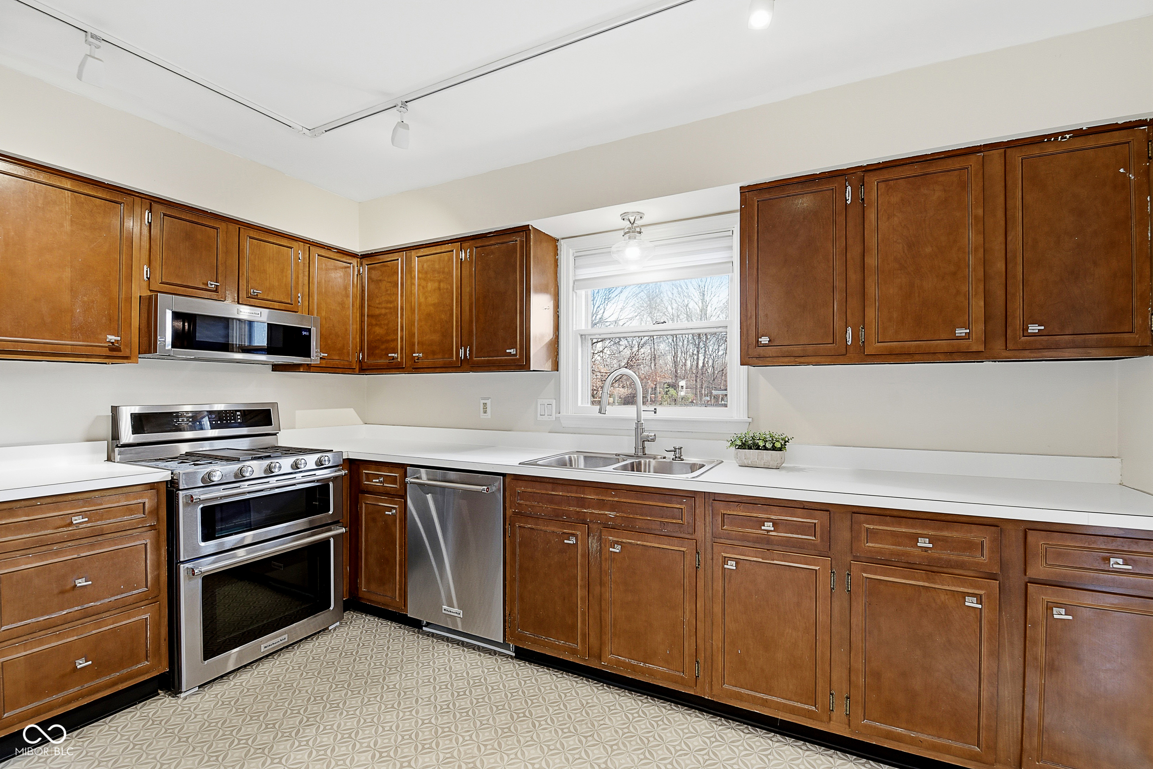 2704 Lakewood Drive N