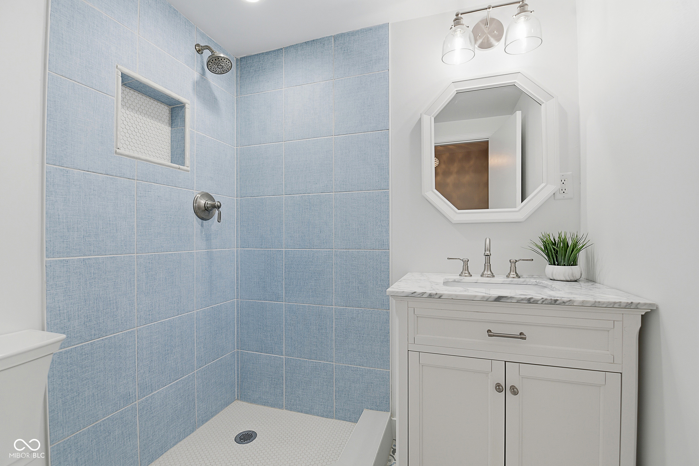 2704 Lakewood Drive N