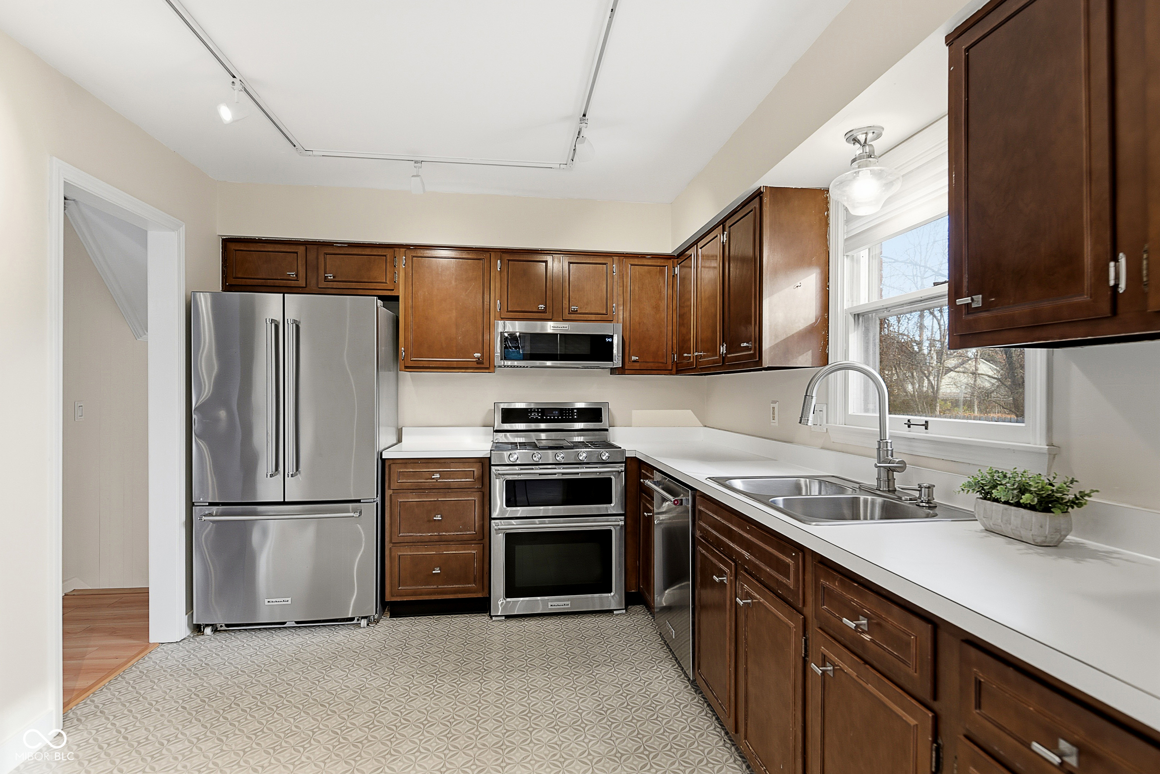 2704 Lakewood Drive N