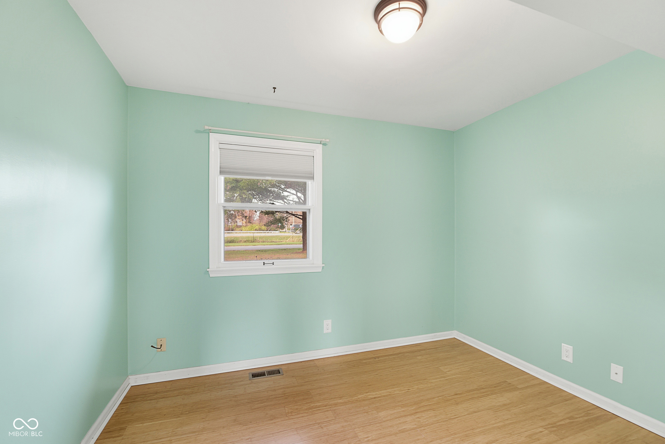 2704 Lakewood Drive N