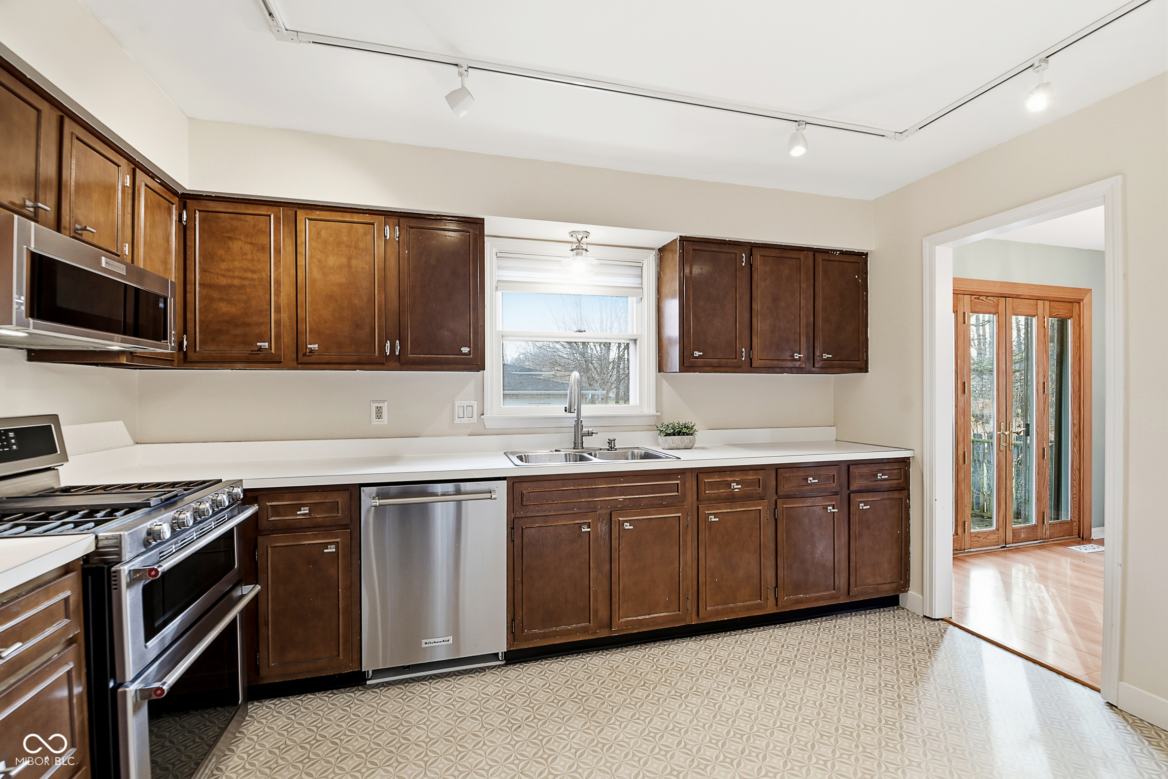 2704 Lakewood Drive N