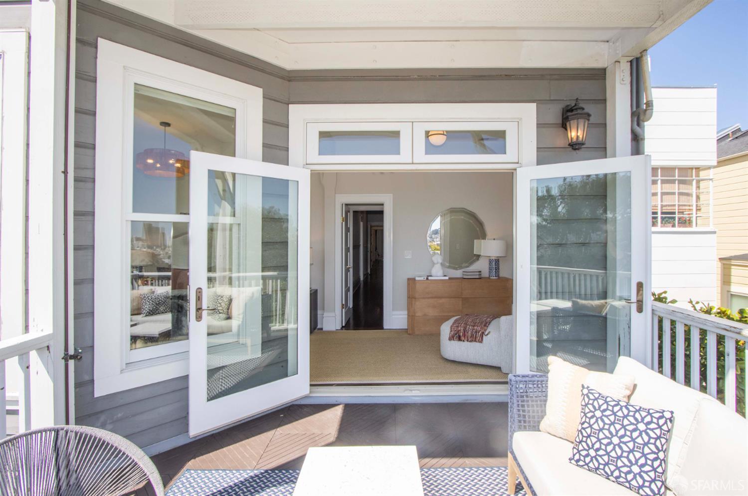 2863 Washington Street