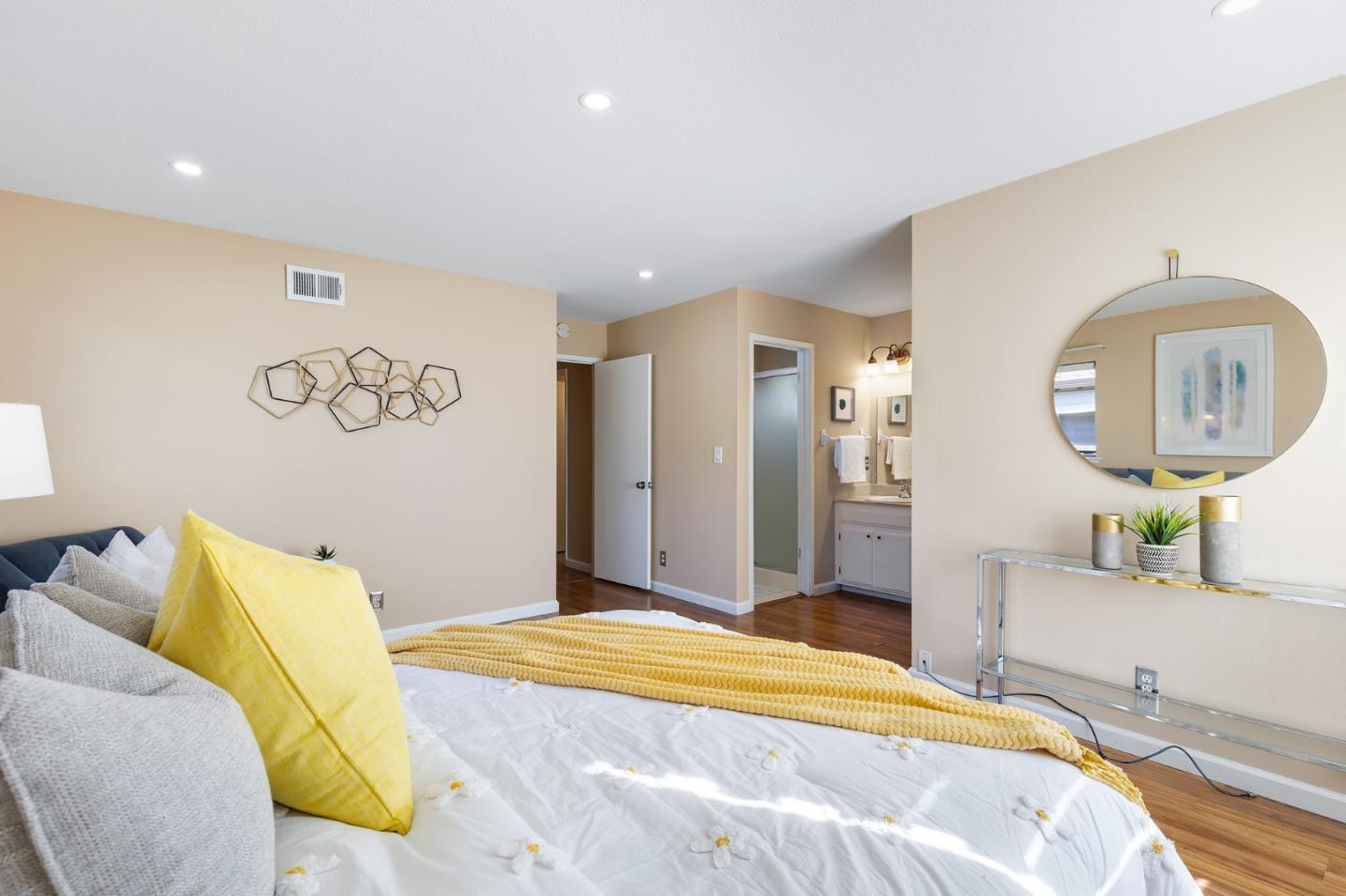 5052 Selinda LN