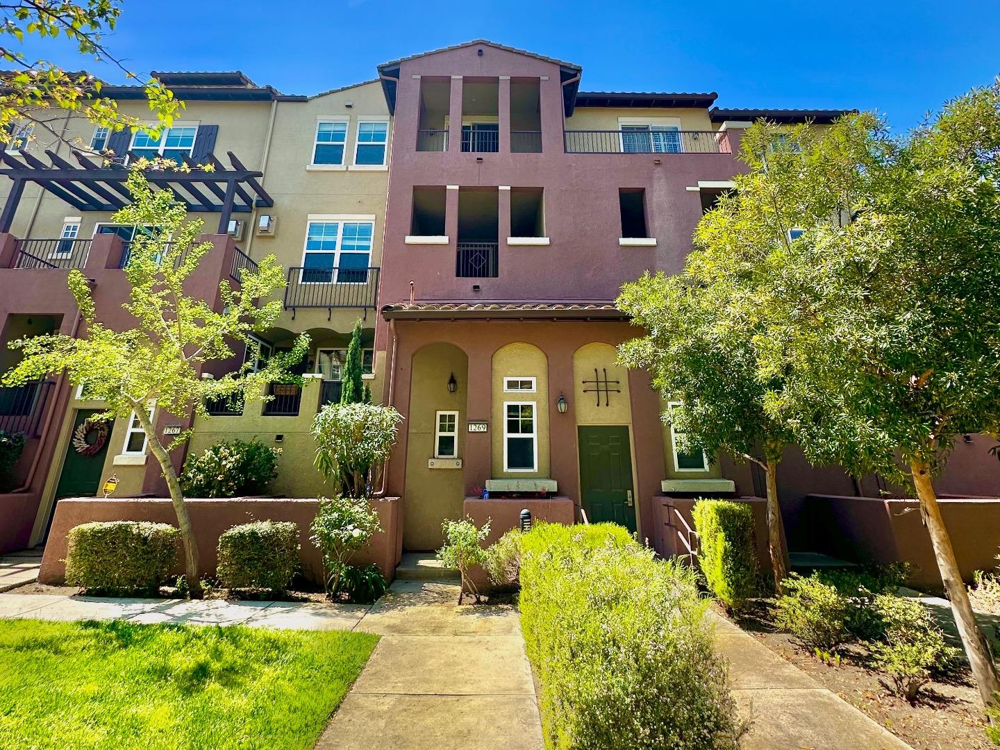 1269 Avenida Las Brisas
