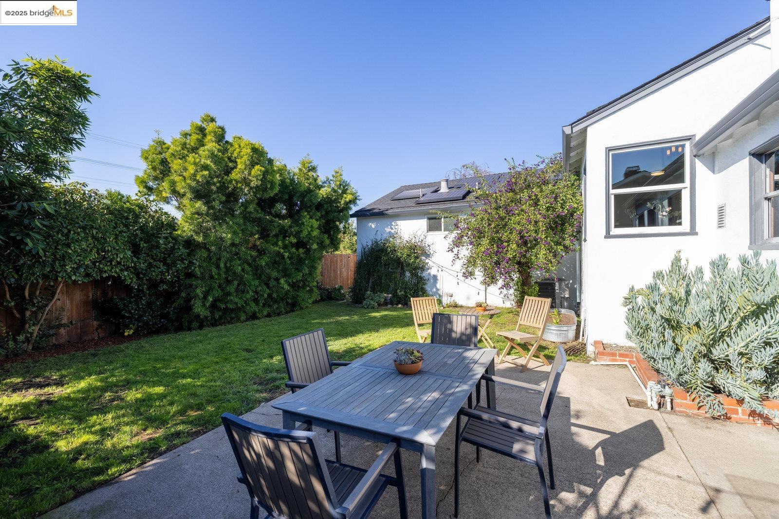 1945 Bradhoff Ave