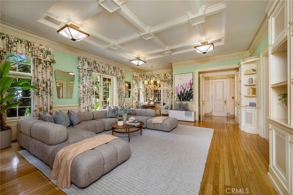 1129 Via Mirabel