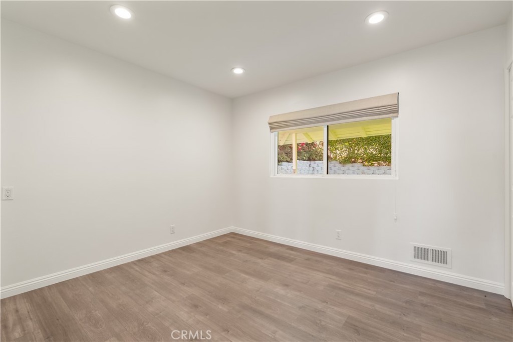 29411 N Enrose