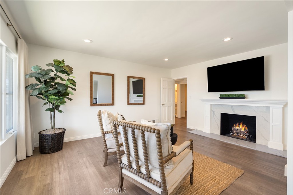 29411 N Enrose