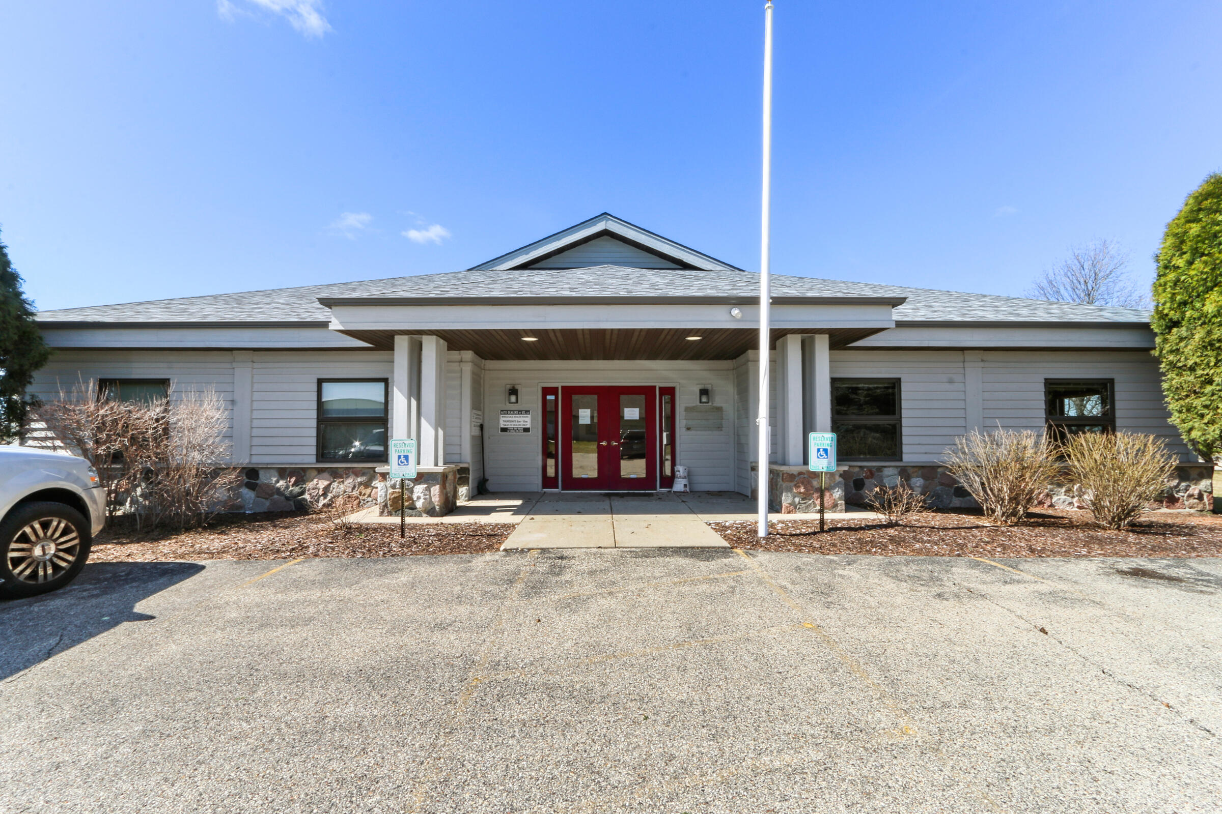 209 E O'Connor Dr