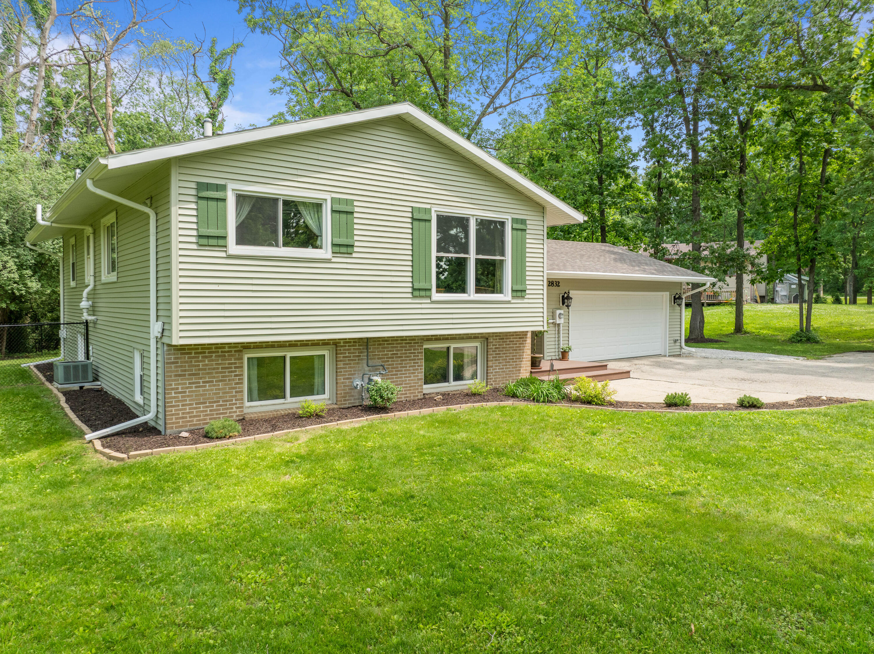2832 County Road O South -
