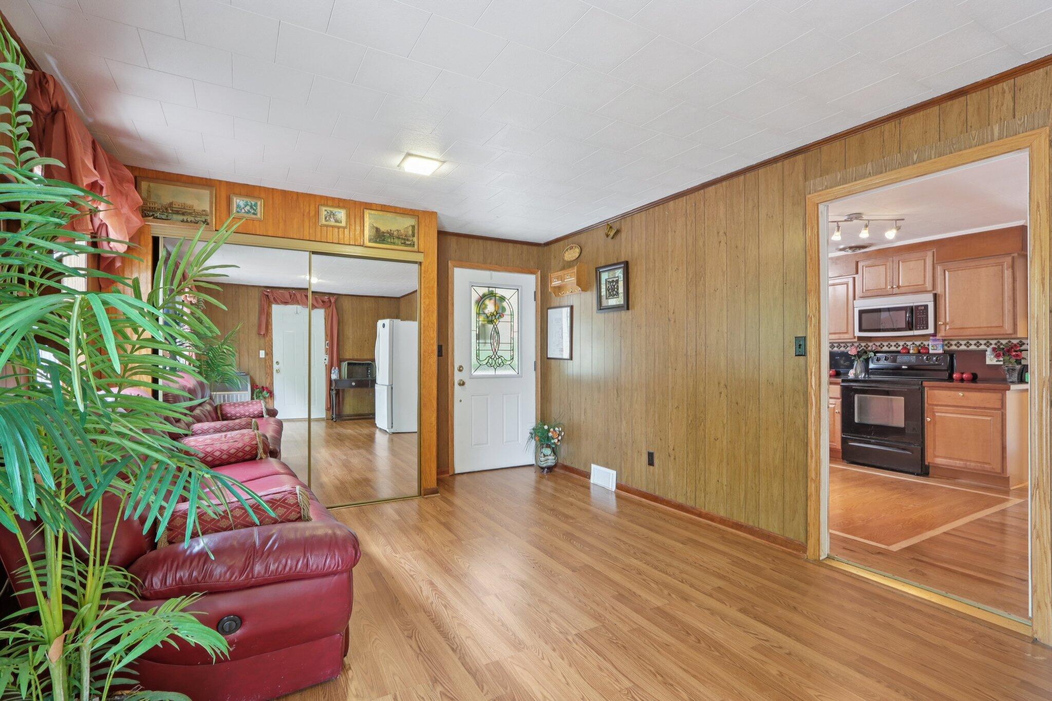 318 W Walworth St