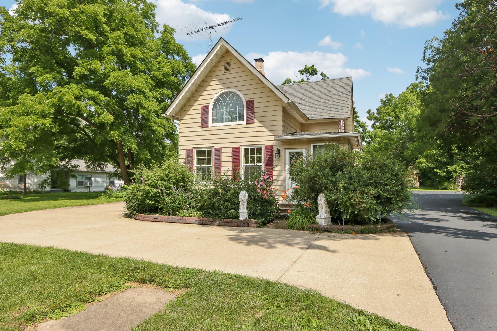 318 W Walworth St