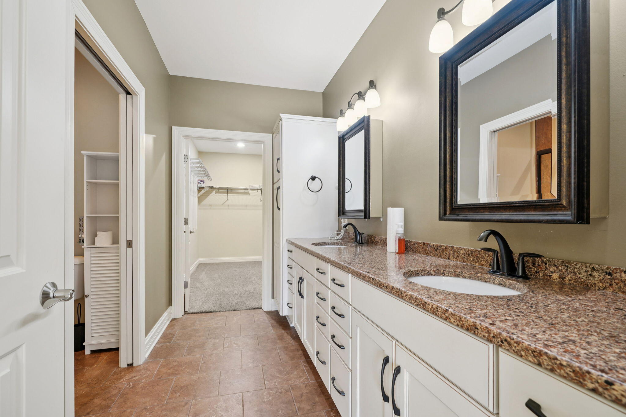 656 Baker St