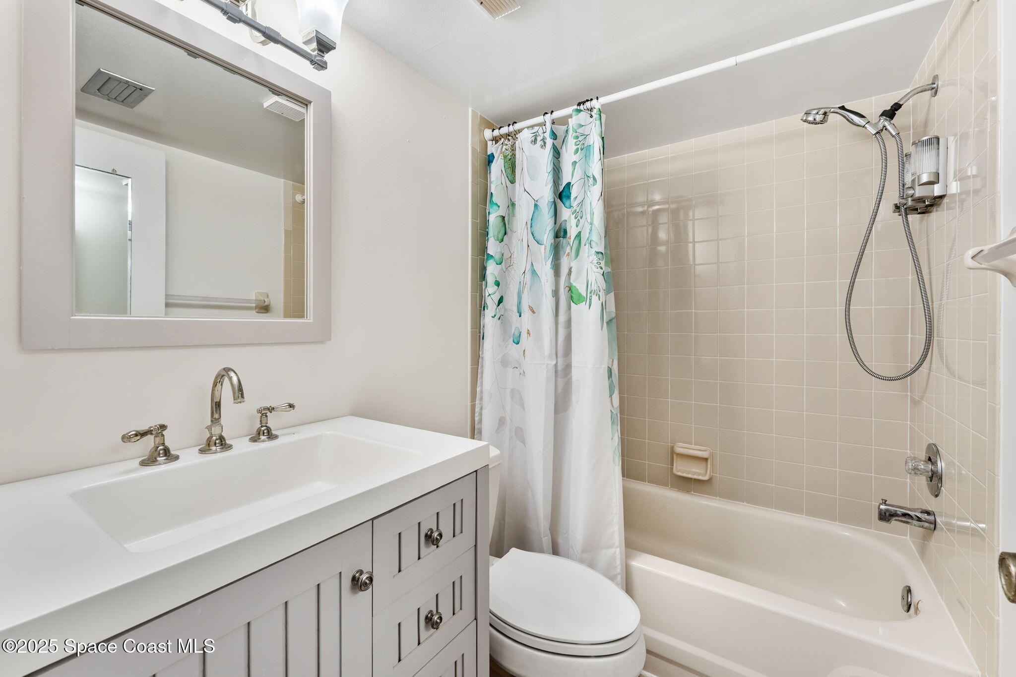 8496 Ridgewood Avenue, 3205