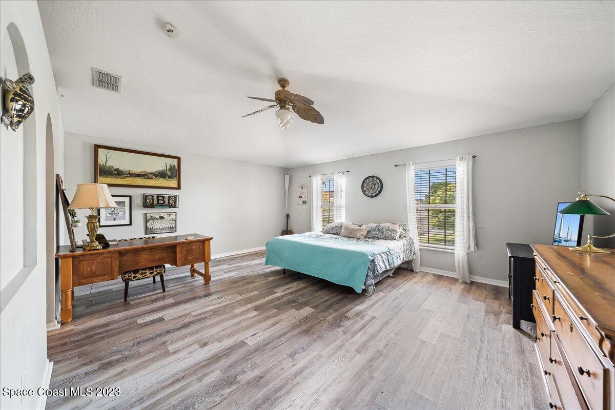 6041 Ridge Lake Circle