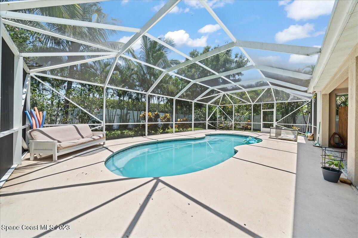 6041 Ridge Lake Circle
