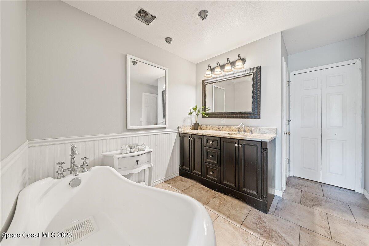 6041 Ridge Lake Circle
