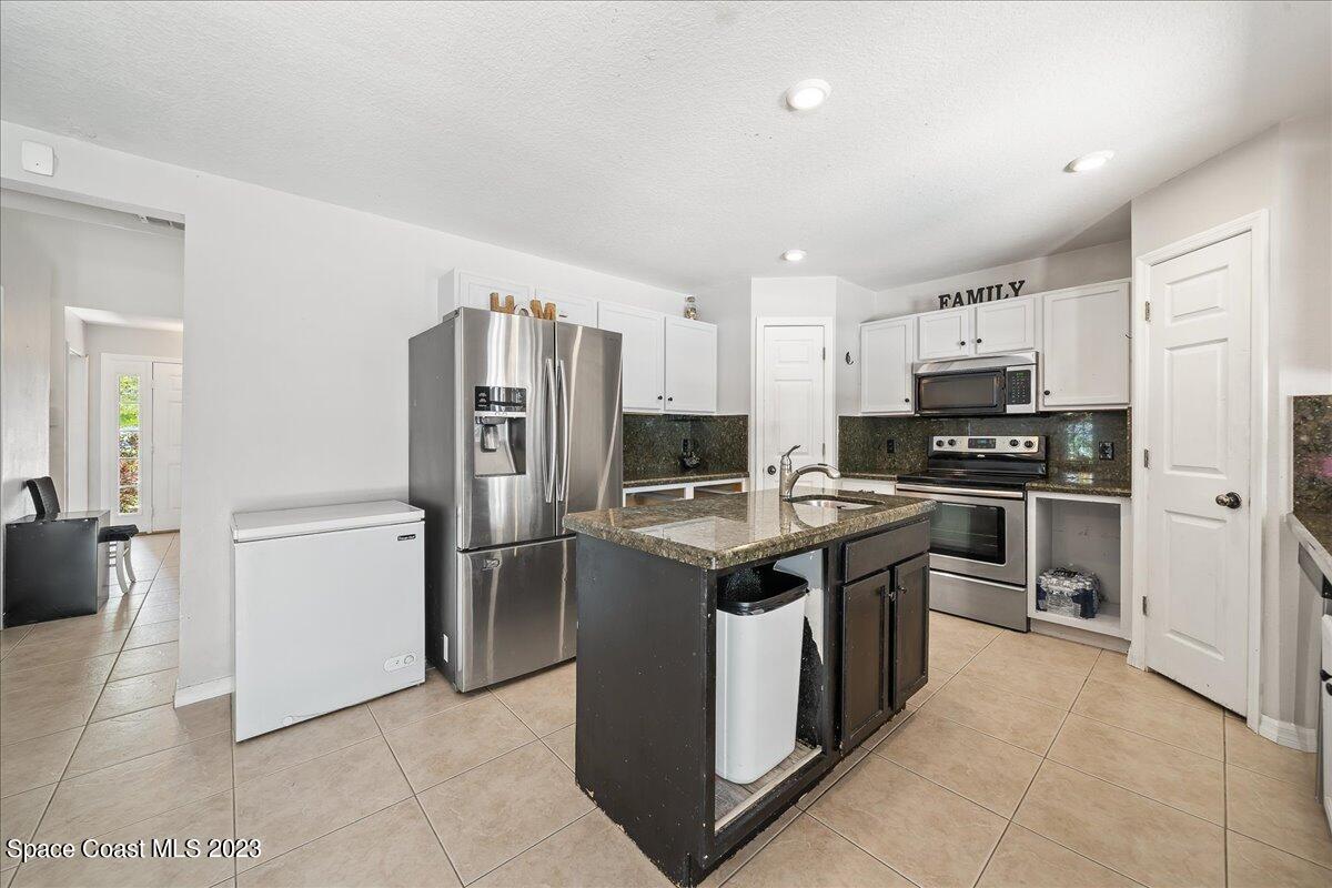 6041 Ridge Lake Circle