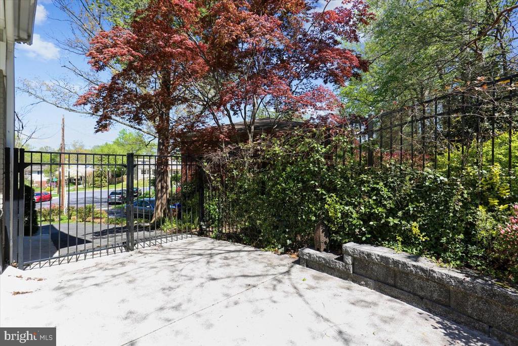 9410 BALFOUR COURT