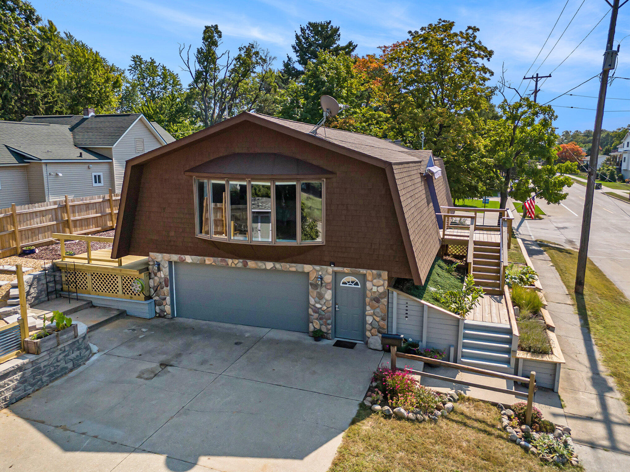 2200 McCracken Street