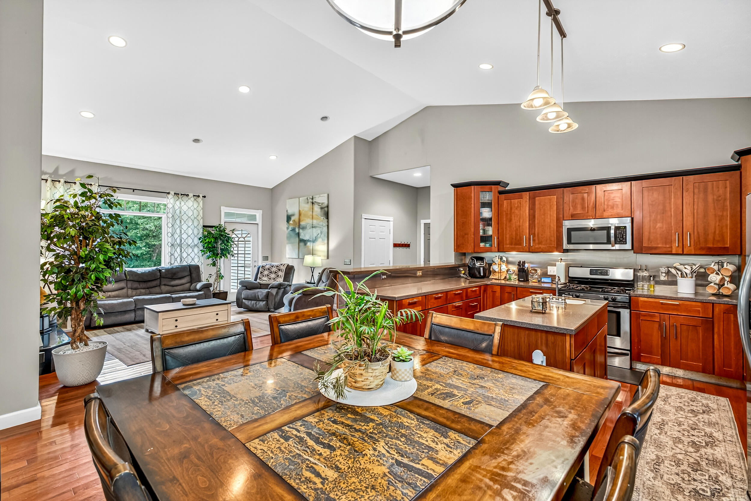 6472 Beverlyway Drive