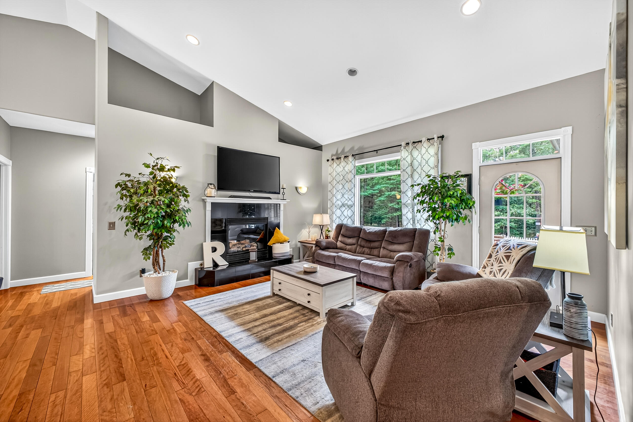 6472 Beverlyway Drive