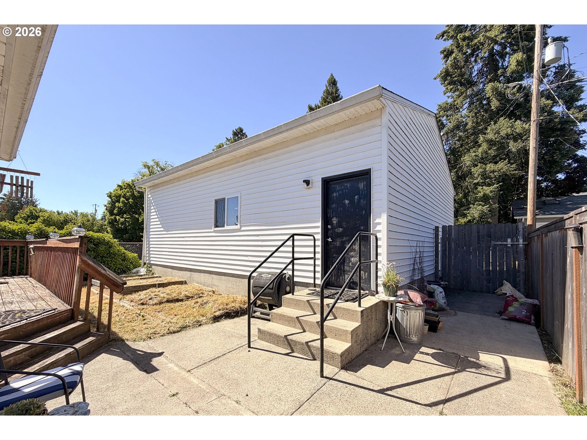 414 W 20TH ST