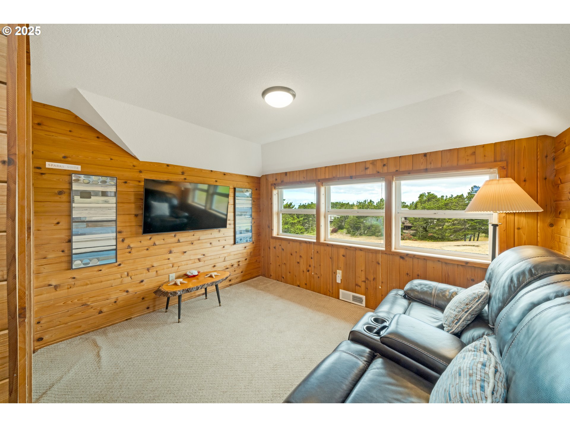 559 RIDGE DR