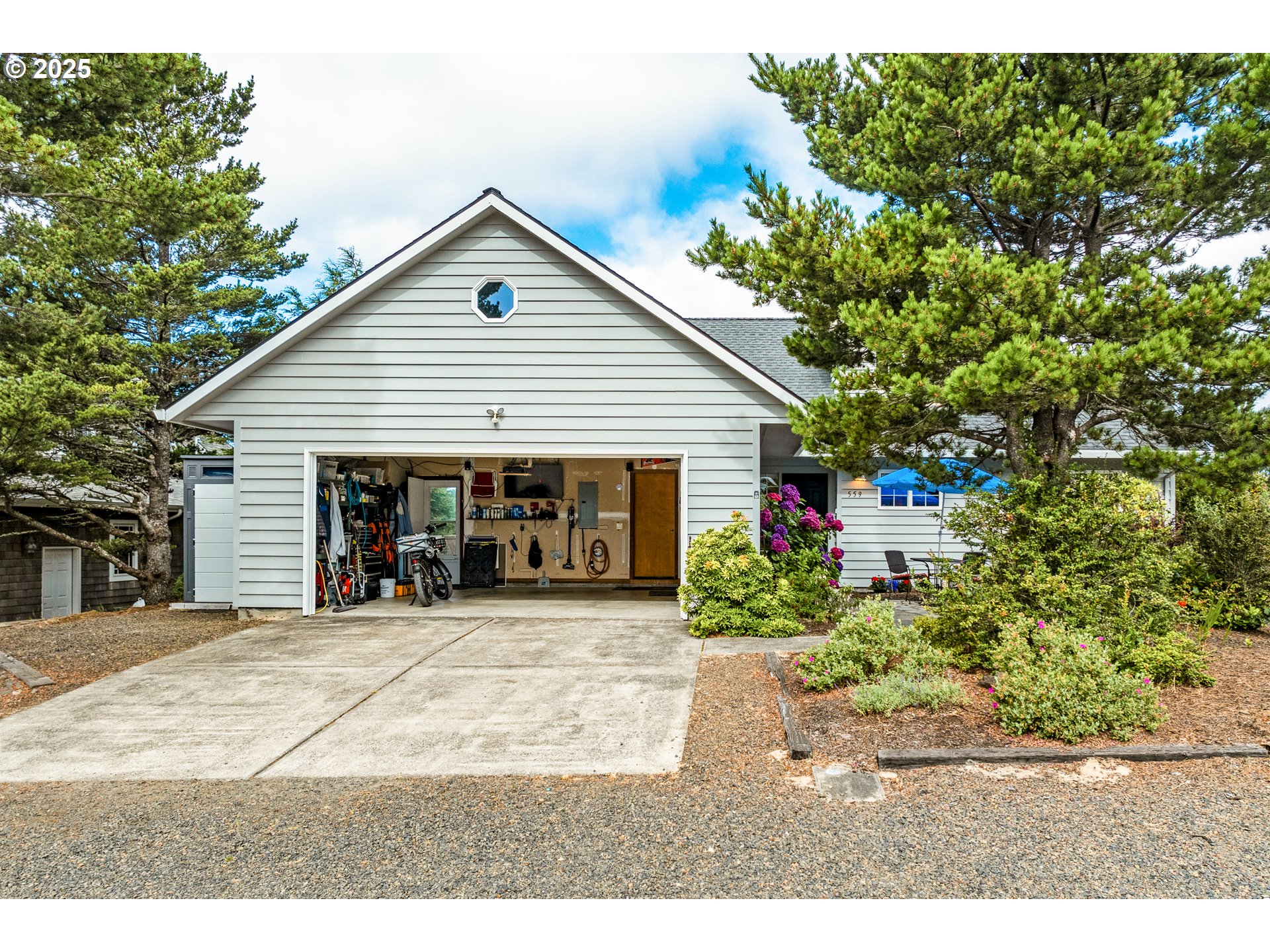559 RIDGE DR