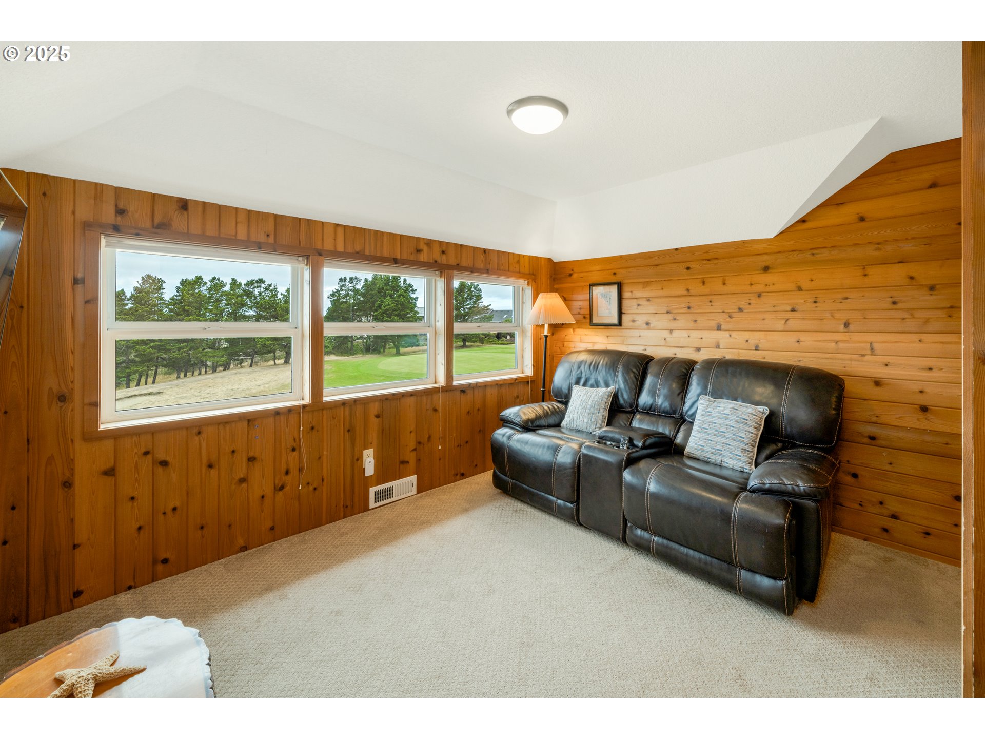 559 RIDGE DR