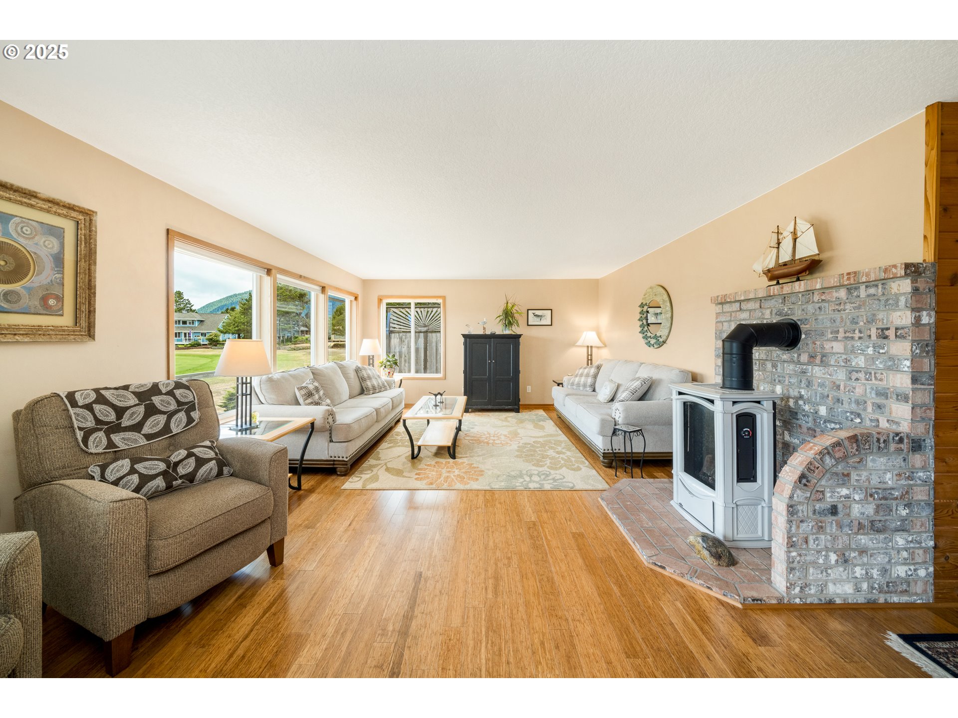 559 RIDGE DR