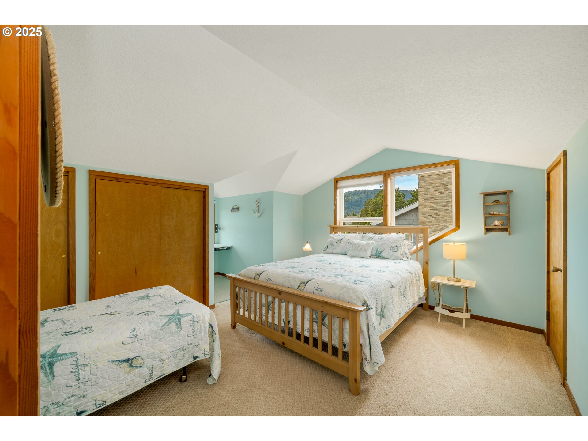 559 RIDGE DR