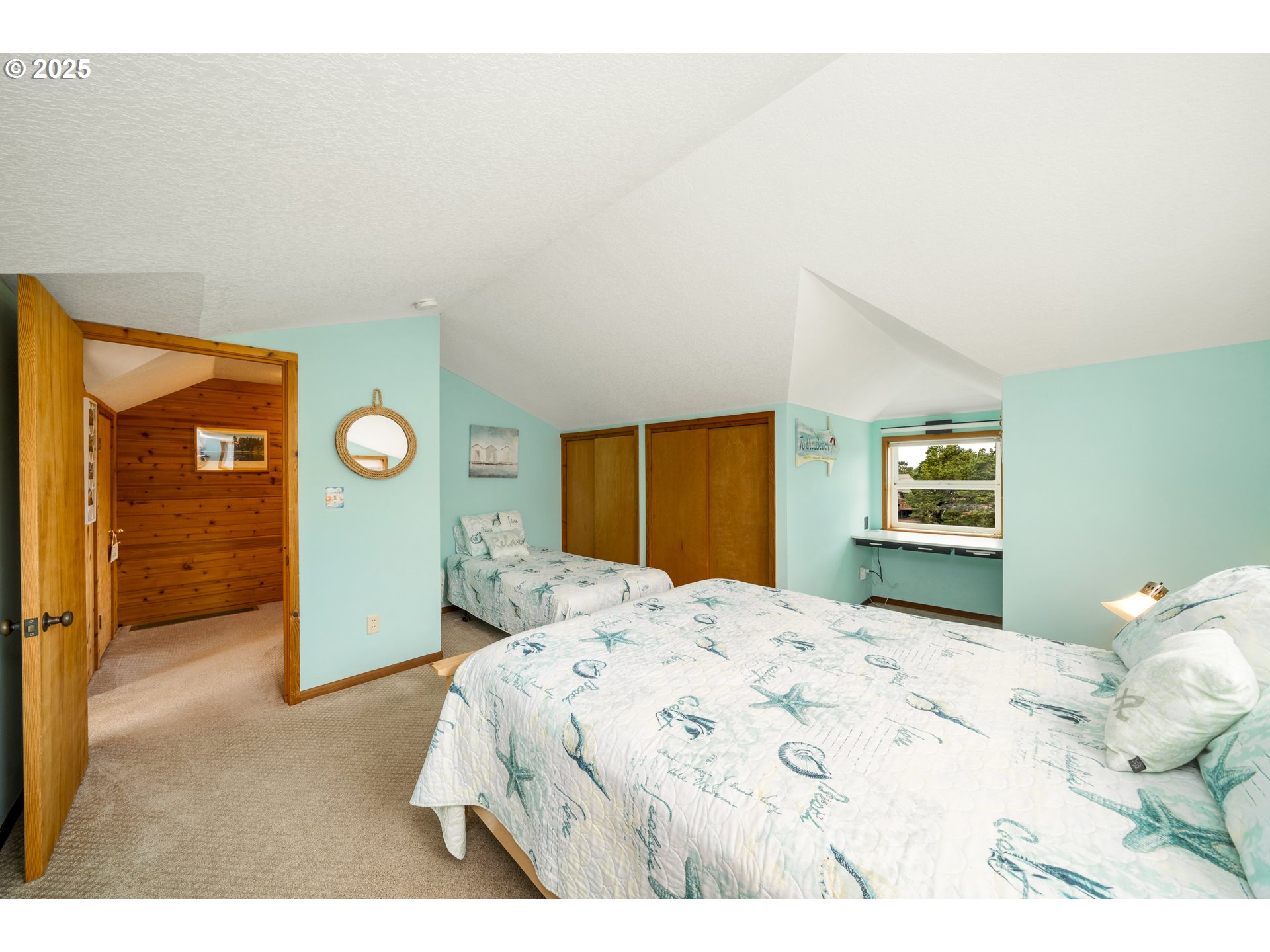 559 RIDGE DR