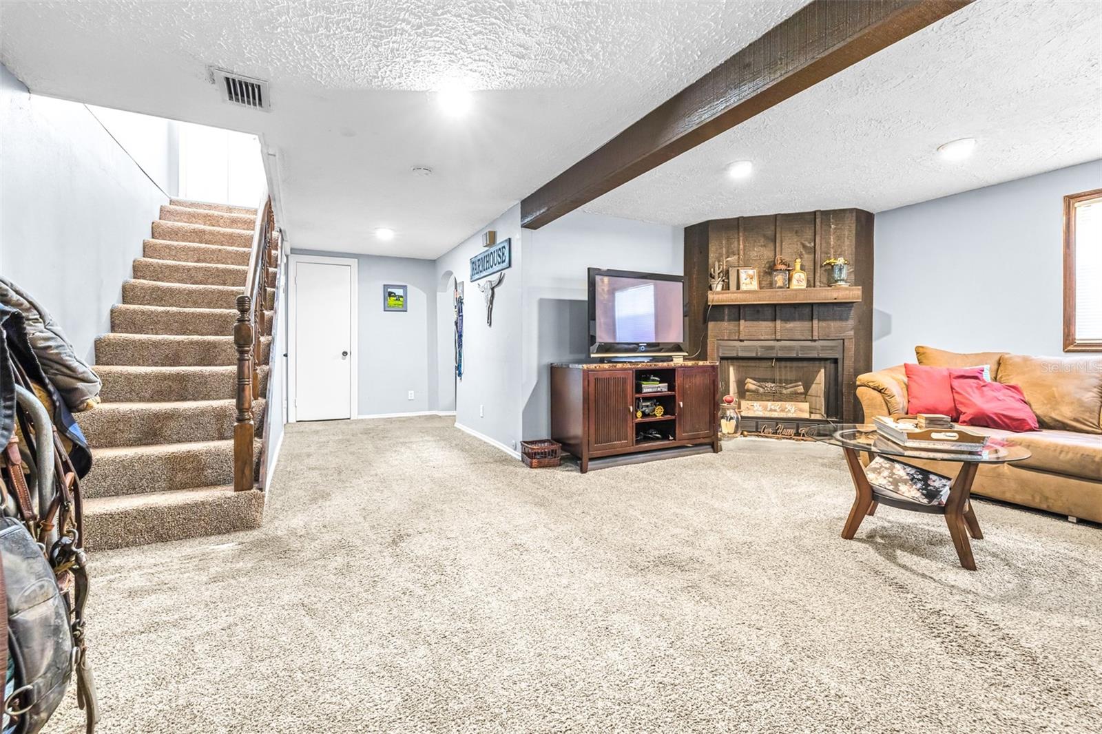 8715 EDISON RD