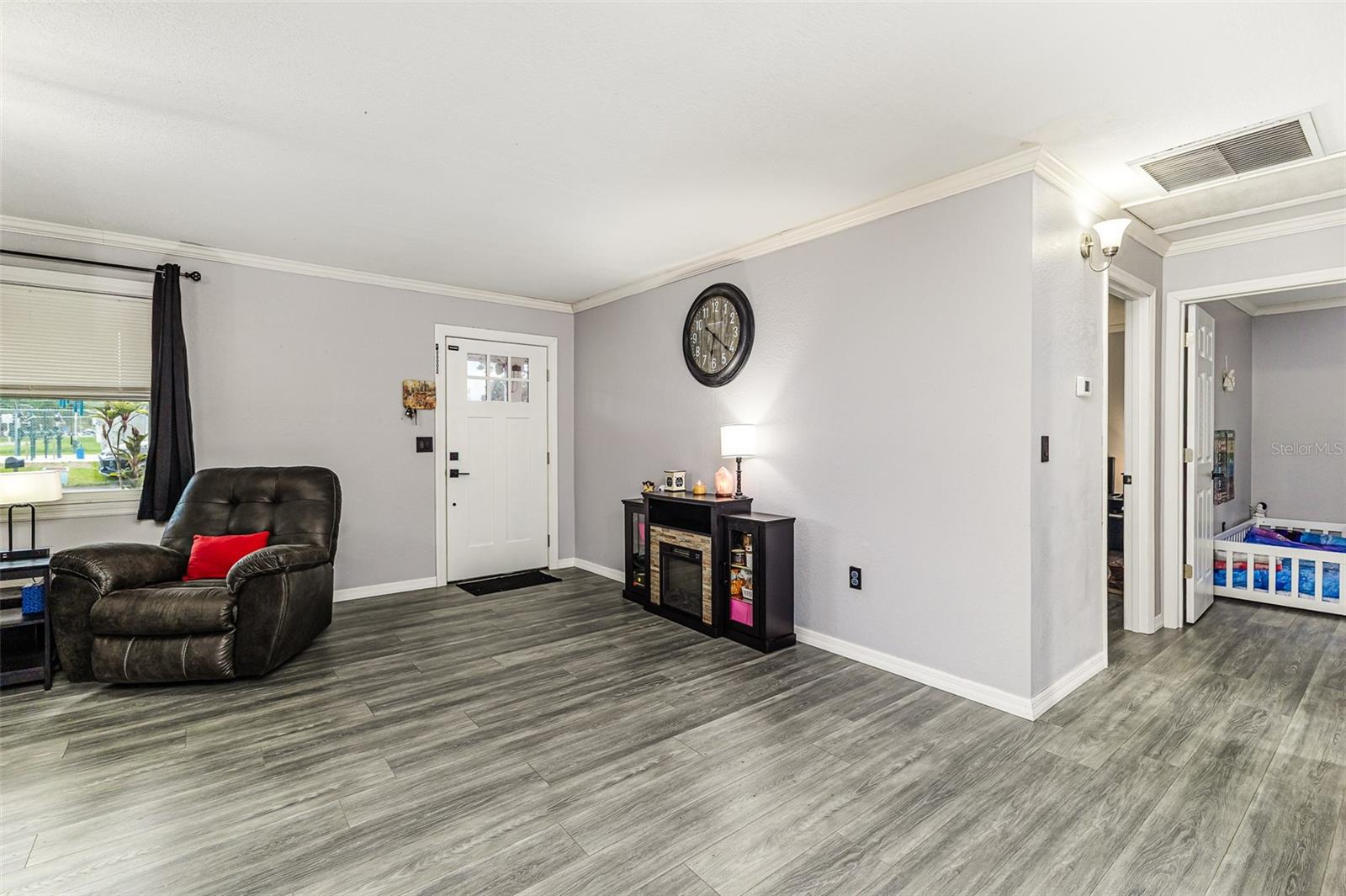 2443 DELROSE DR E