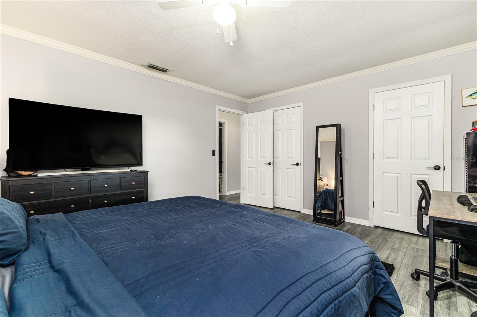 2443 DELROSE DR E